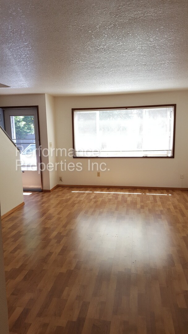 Foto del edificio - 19230 SE River Rd