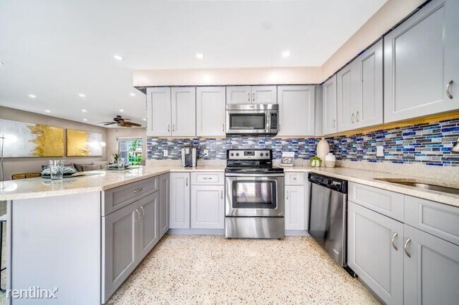 Building Photo - 3 br, 2 bath House - 6933 Bayshore Dr
