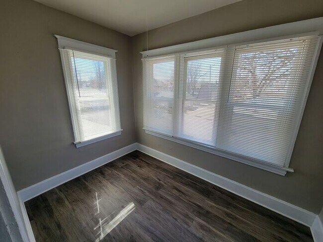 Building Photo - 313 S Prairie Ave