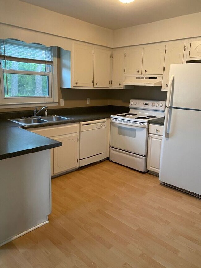 Foto del edificio - COMING SOON! 4Br, 2.5 baths, large kitchen, large bedrooms, fence, storage and more! N. College R...