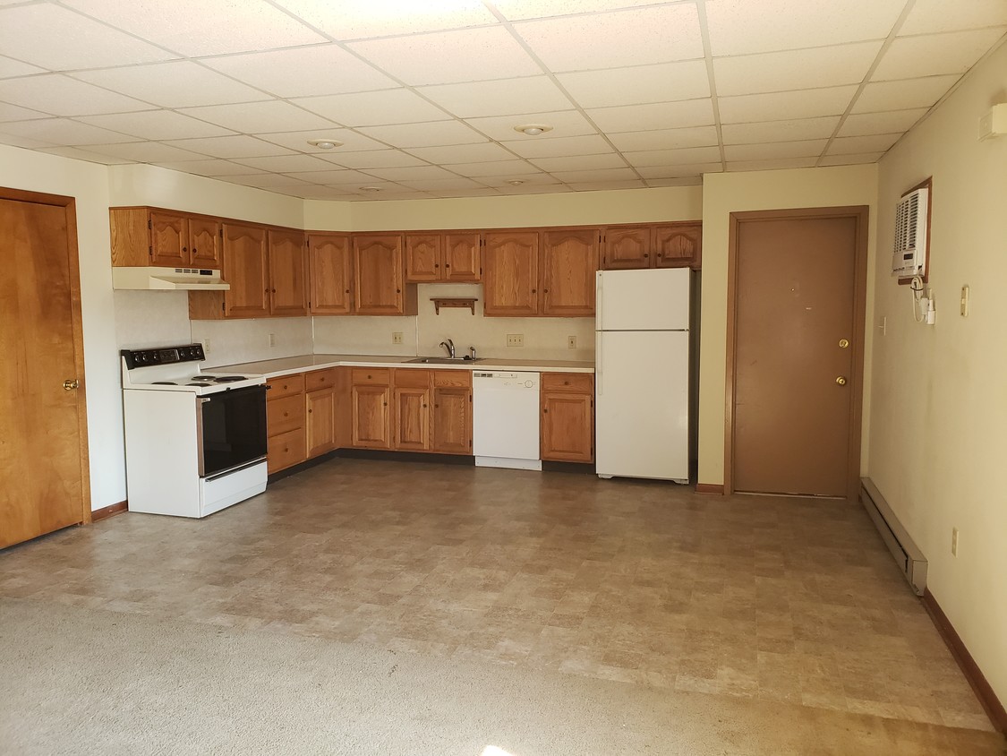 Spacious Kitchen/Dining Room - 21 E State St