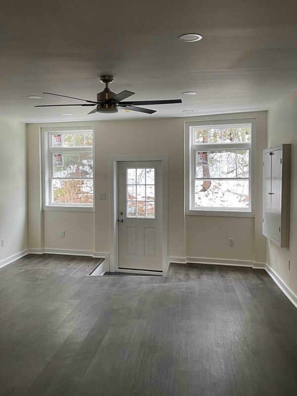 Primary Photo - 14 N Center St