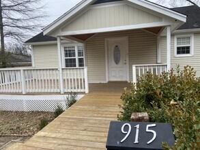 Building Photo - 915 W 47th St