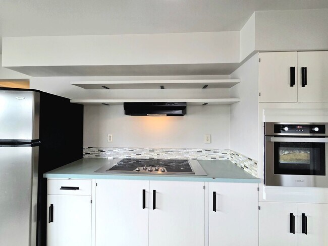 Foto del edificio - 4 Bed, 2 Bath -- Newly Renovated -- Home on Wenatchee Golf & Country Club's 16th Fairway**