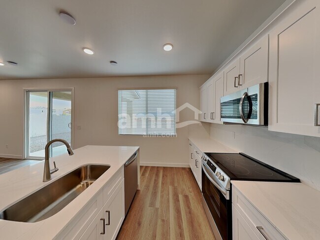 Foto del edificio - 9727 W Parkway Dr