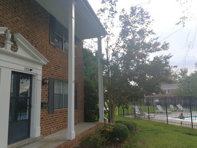 Building Photo - 1002 Willow Dr