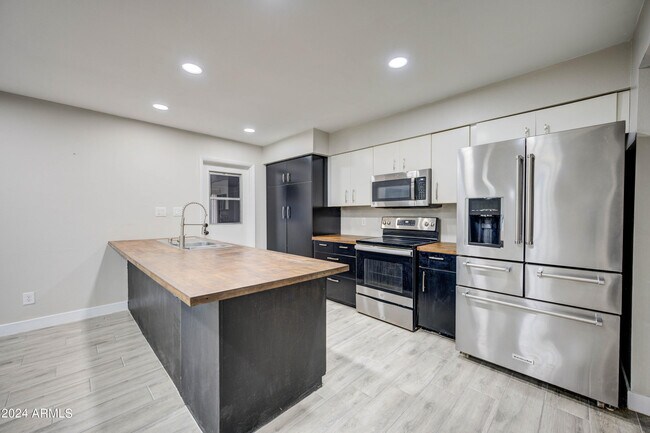 Foto del edificio - 2122 E Radcliffe Dr