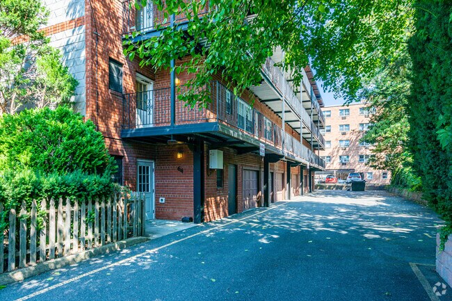 Entrada a la derecha Side - 64 Poplar Ave