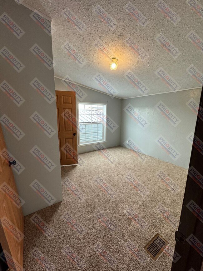 Foto del edificio - Spacious 4 bedroom single family home