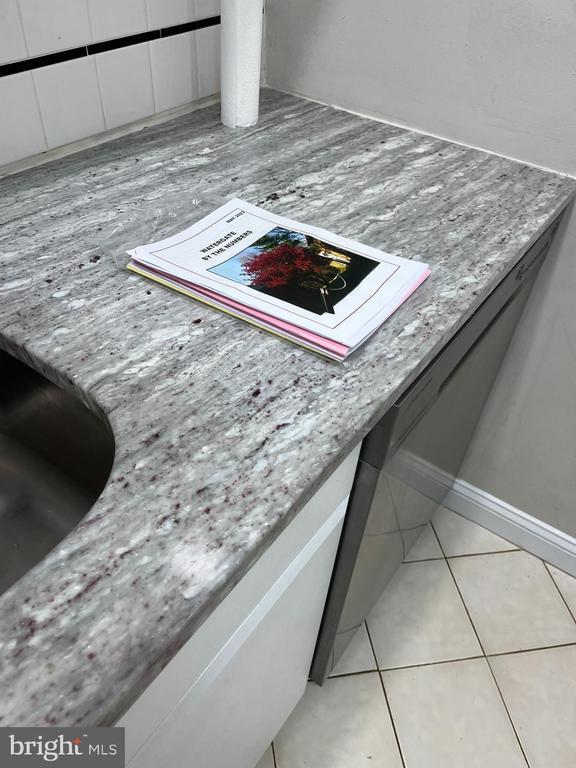 Building Photo - 115 E Kings Hwy