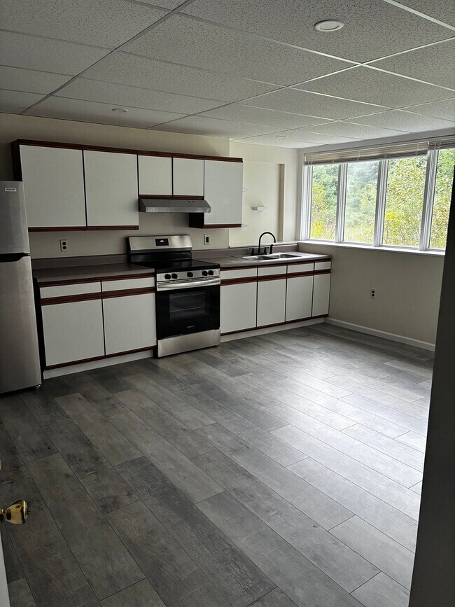 Building Photo - 261 School Dr