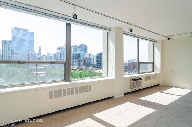 Foto del edificio - 1360 N Sandburg Terrace