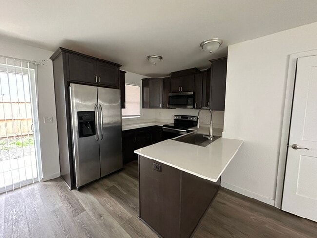 Building Photo - Beautifully Done Townhome in Phoenix Avail...