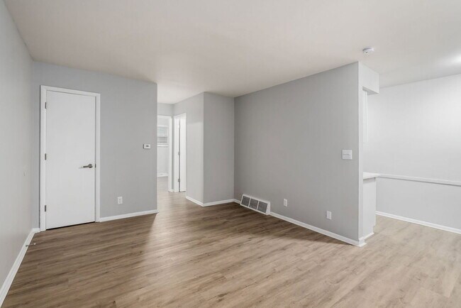 Foto del edificio - 558 Riverview Dr
