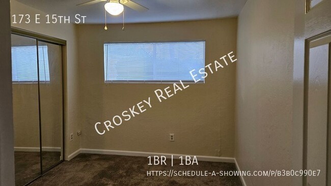 Building Photo - Move in ready!  Close to shops, easy acces...