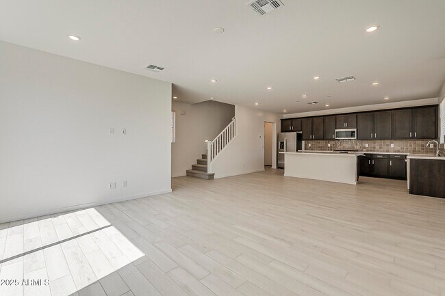 Foto del edificio - 2434 W Rowel Rd