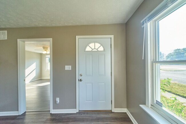 Building Photo - Remodeled 4 Bedroom 3 Bath Very Close to I...