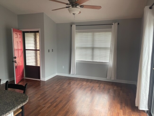 Foto del edificio - 484 Lazywood Ln