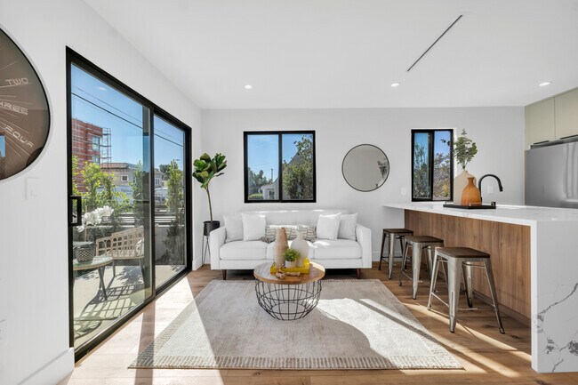 Foto del edificio - 651 N Wilton Pl