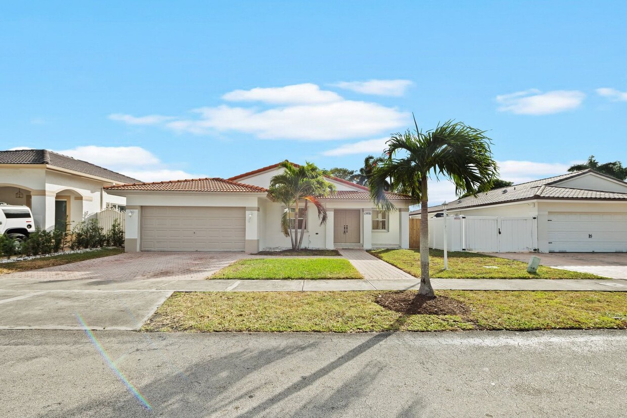 Primary Photo - Waterfront 4 bedroom 2.5 bathroom Single F...