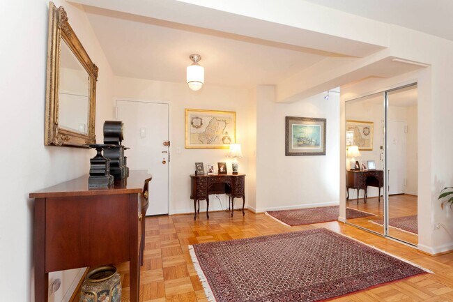 Foto del edificio - 100 W 57th St