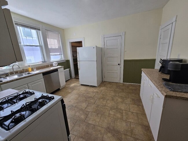 Building Photo - Charming duplex - Deck - Parking - Laundry