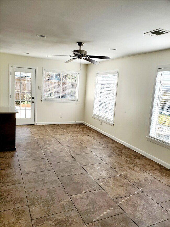 Foto del edificio - 7953 Ridgeview Dr