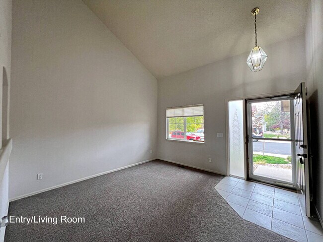 Foto del edificio - Available 09/01/26; Saddle Rock Ridge! Soaring Ceilings, Generous Square Footage, Fenced Backyard...
