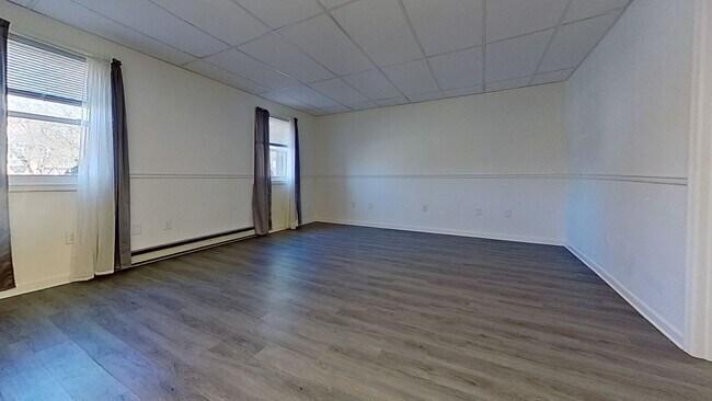 Building Photo - 1st Floor Apartment