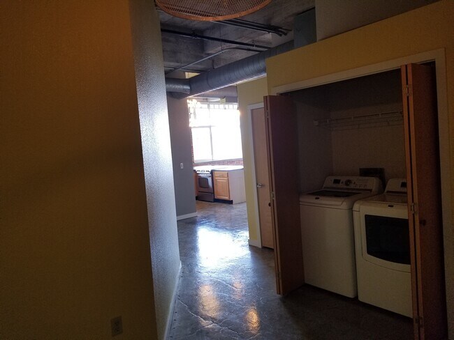 Foto del edificio - 321 W 7th St