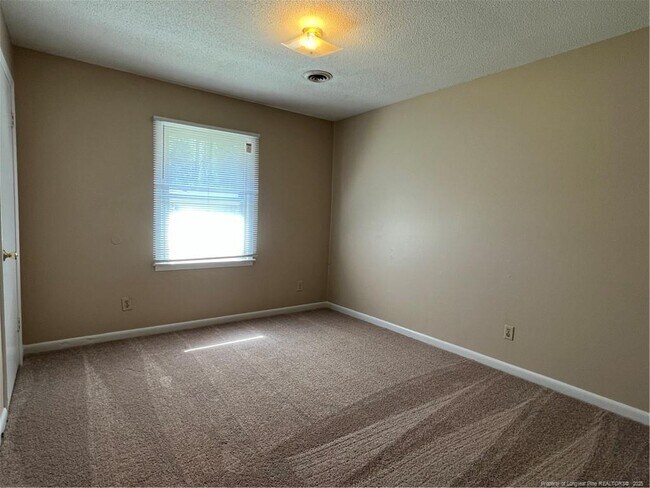 Foto del edificio - 5675 Livingston Dr