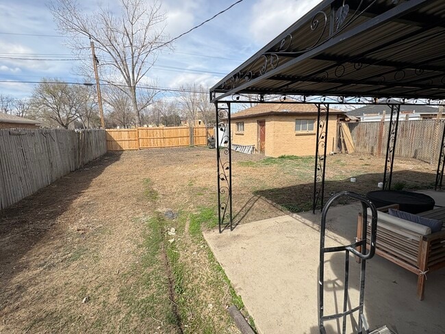 Foto del edificio - 2215 Ames St