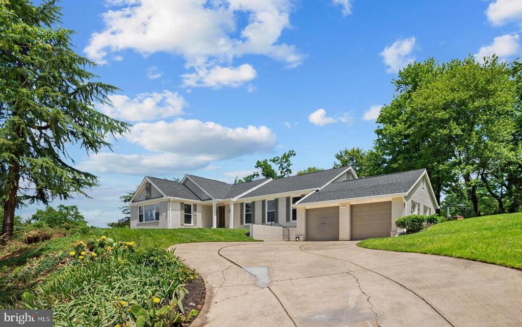 Foto principal - 8200 Clay Dr