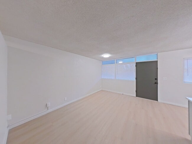 Building Photo - University Manor - Newly Renovated Units just a short walk from Campus!