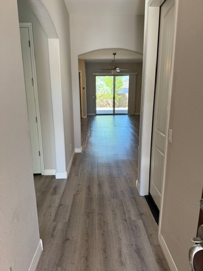 Foto del edificio - 5632 N Teaberry Ln