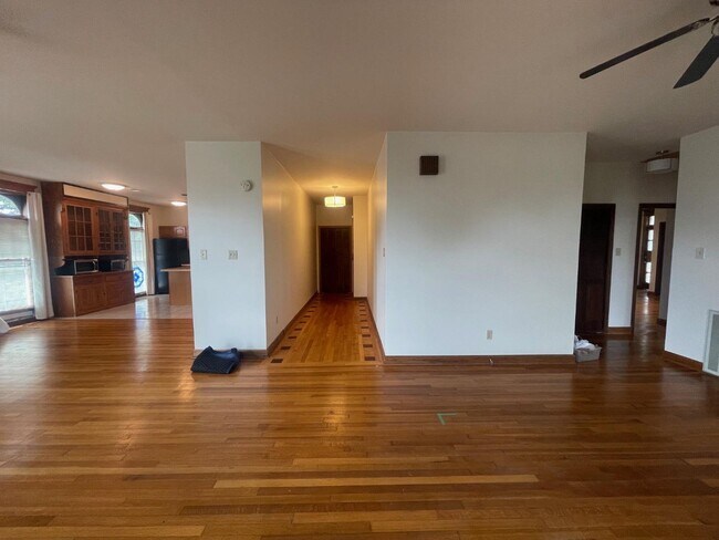 Foto del edificio - 4611 Woodlawn Dr