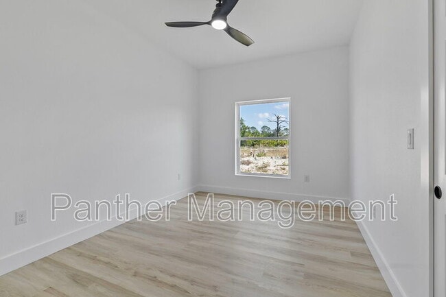 Foto del edificio - 8249-8251 Dimstead St