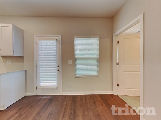 Building Photo - 1576 Queen Elizabeth Dr