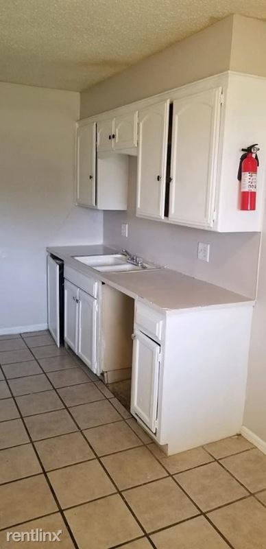 Building Photo - 1 br, 1 bath Apartment - 2801 SW 42nd St