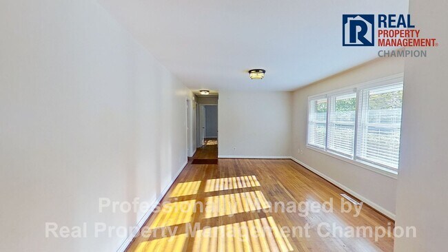 Foto del edificio - All Brick Ranch Style Home on Large Corner Lot