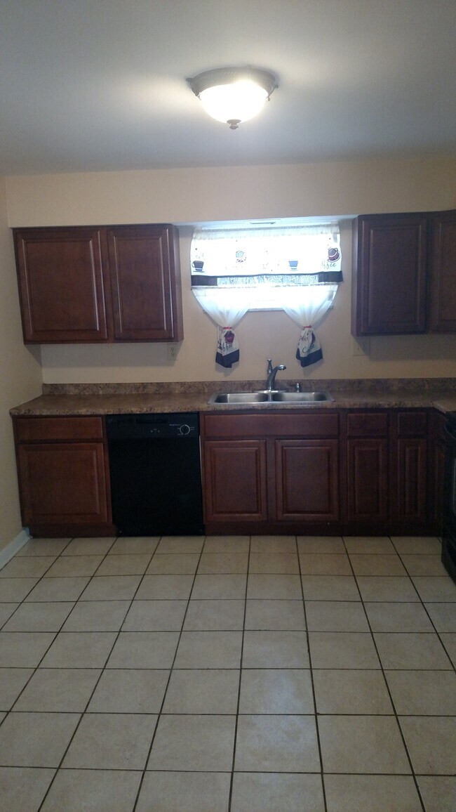 Spacious Kitchen - 512 Greenfield Ln