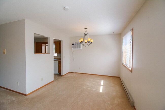 Foto del edificio - Upstairs condo with garage space in great NW location!