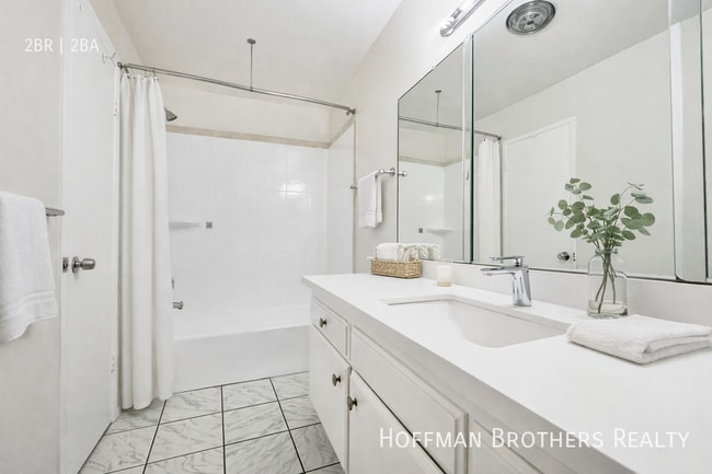 Building Photo - 1226 Larrabee St