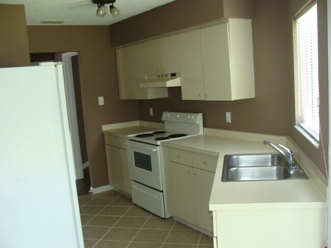 Building Photo - Deltona 2 bedroom home