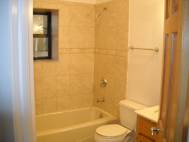 Interior Photo - 1137 E Hyde Park Blvd