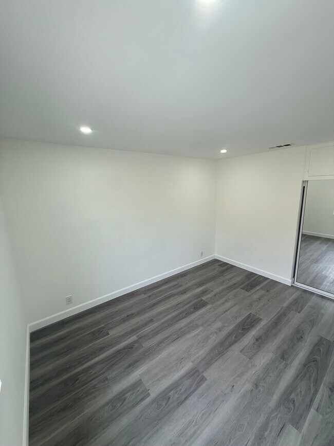 Foto del edificio - 9136 Clancey Ave