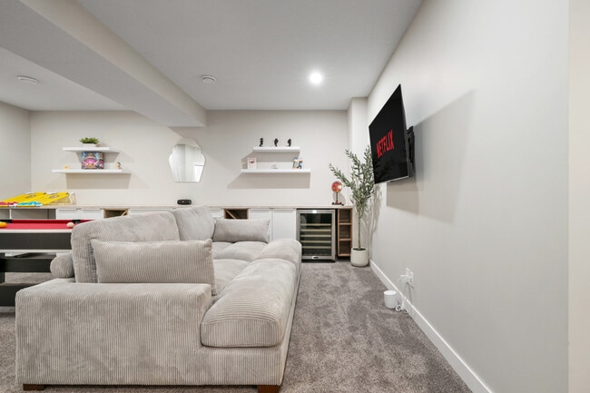 Building Photo - 144 Wolf Holw Cres S E