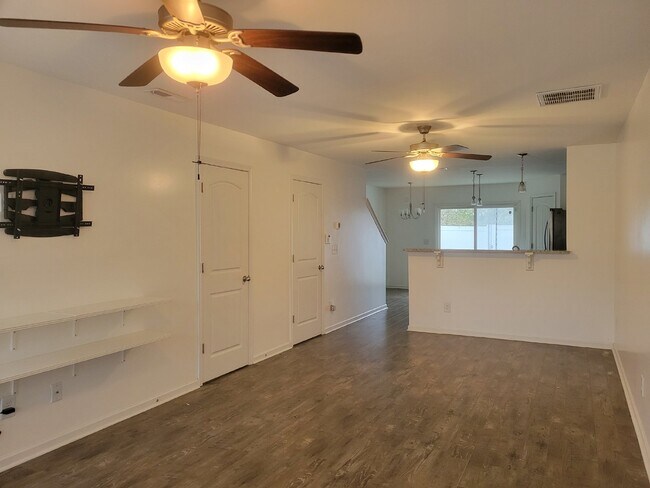 Building Photo - Highly desirable end unit in sought after Cobblestone in Goodlettsville!