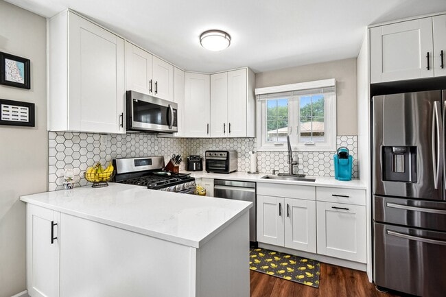 Building Photo - 728 N Kennicott Ave