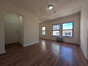 Building Photo - 5417 N Kenmore Ave